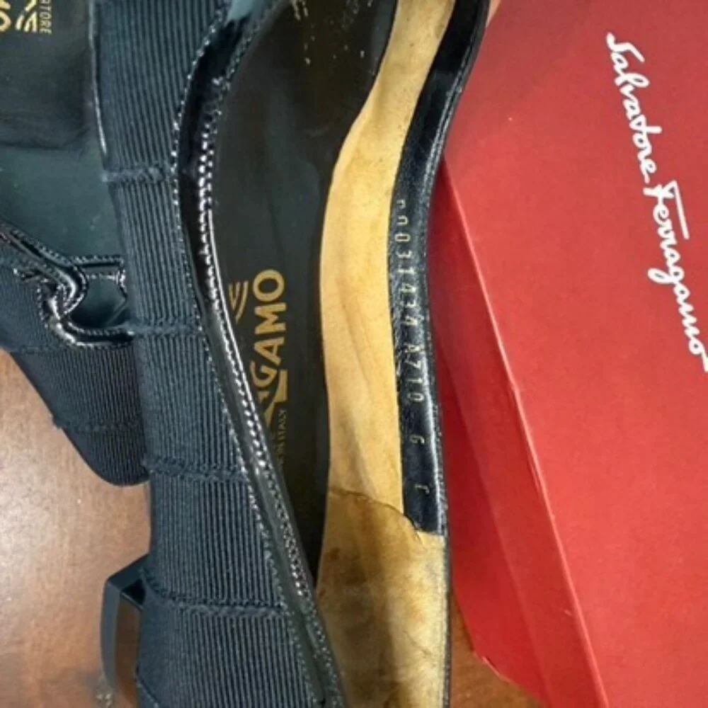 Salvatore Ferragamo Vara Black Patent Leather Flats Bow Logo Size 6.5 - Picture 3 of 7